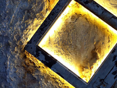 Una lámpara hecha a base de un marco de carpintería Antigua, con diferentes capes de pintura, la luz es retroiluminada con led